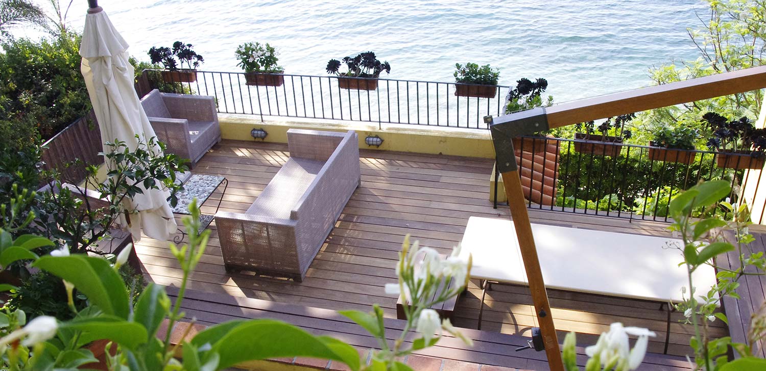Terrasse en bois exotique en bord de mer à EZE